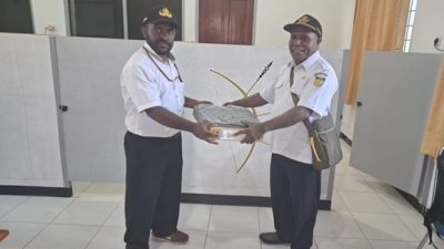 (Bagian Tata Pemerintahan Setda Deiyai Distribusikan Laptop dan Printer untuk Tingkatkan Kinerja Aparatur)