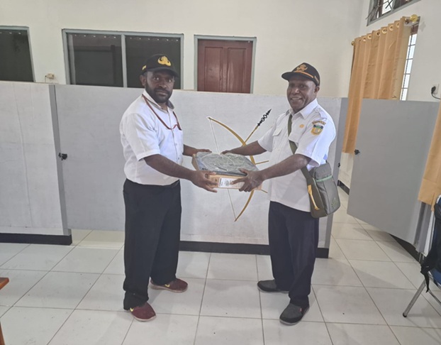 (Bagian Tata Pemerintahan Setda Deiyai Distribusikan Laptop dan Printer untuk Tingkatkan Kinerja Aparatur)