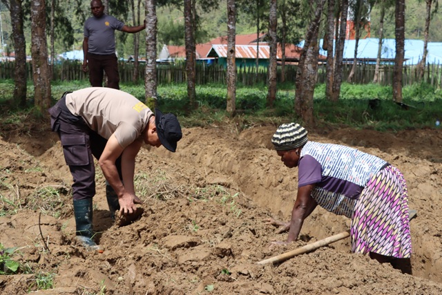 (Polres Paniai Buka Lahan Ketahanan Pangan di Uwibitu, Warga Diajak Mandiri Produksi Sayuran)