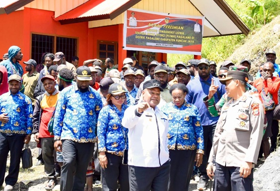 (Resmikan PLTMH Pagaleme, Bupati Yuni Wonda Tegaskan Listrik Gratis untuk OAP)