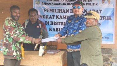 (Kesbangpol Deiyai Monitoring Pemilihan Kepala Suku Mee, Proses Tingkat Kampung dan Distrik Berjalan Lancar)