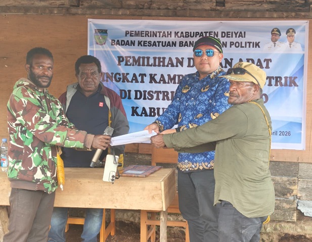 (Kesbangpol Deiyai Monitoring Pemilihan Kepala Suku Mee, Proses Tingkat Kampung dan Distrik Berjalan Lancar)