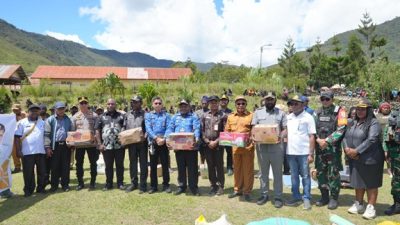 (Pemprov Papua Tengah Salurkan Bantuan Pengungsi, Bupati Puncak Soroti Dampak Konflik bagi Masyarakat)