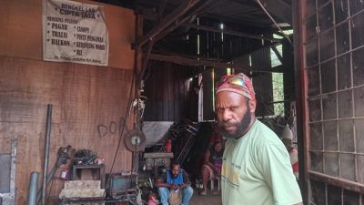 (Wenas Pigome Buktikan Anak Papua Bisa Mandiri Lewat Bengkel Las di Nabire)