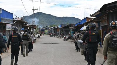 (Plt Kapolres Dogiyai Pimpin Patroli Jalan Kaki Jaga Kamtibmas)
