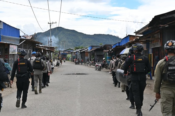 (Plt Kapolres Dogiyai Pimpin Patroli Jalan Kaki Jaga Kamtibmas)
