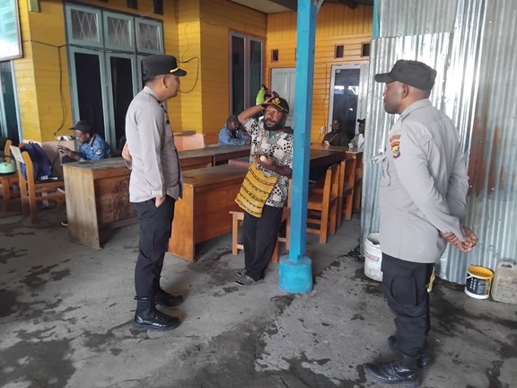 (Polsek Kamuu Gelar Patroli Dialogis Pagi di Kawasan Perkantoran)