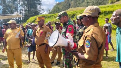 (Pemkab Intan Jaya Serahkan Sertifikat Tanah Polsek dan Koramil Homeyo, Sekda Pastikan Hak Ulayat Telah Lunas)