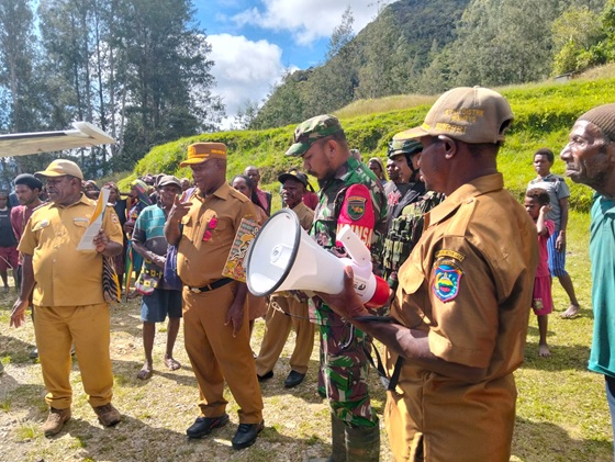 (Pemkab Intan Jaya Serahkan Sertifikat Tanah Polsek dan Koramil Homeyo, Sekda Pastikan Hak Ulayat Telah Lunas)