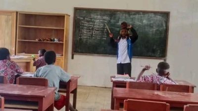(Tak Ada Pengasuh, Guru di Dogiyai Tetap Mengajar Sambil Menggendong Balita)