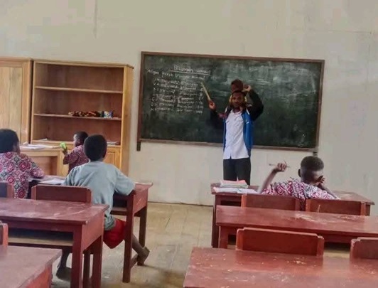 (Tak Ada Pengasuh, Guru di Dogiyai Tetap Mengajar Sambil Menggendong Balita)