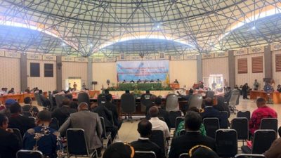(Bupati Nabire Akui Kekurangan Pemerintahan 2025, Janji Evaluasi dan Perbaikan)