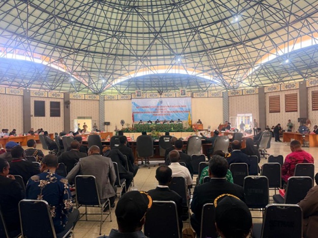 (Bupati Nabire Akui Kekurangan Pemerintahan 2025, Janji Evaluasi dan Perbaikan)