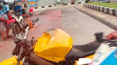 (Warga Soroti Motor Diduga Bertangki Modifikasi Antre Pertalite di Nabire)