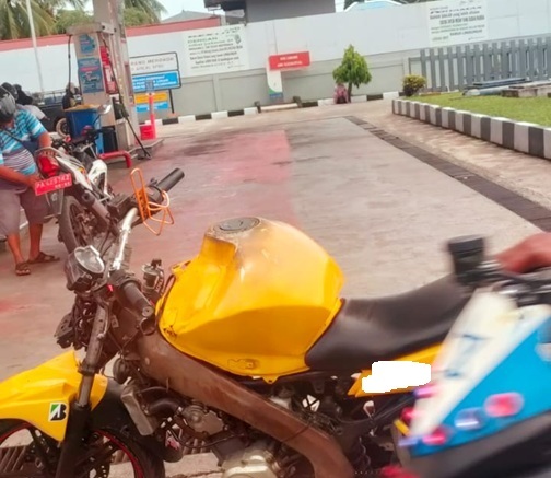 (Warga Soroti Motor Diduga Bertangki Modifikasi Antre Pertalite di Nabire)