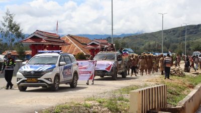 (Polres Paniai Amankan Karnaval Hardiknas 2026, Ratusan Pelajar Tampil Meriah)