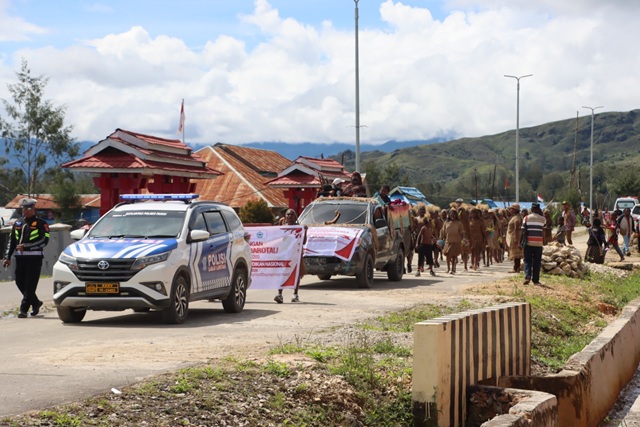 (Polres Paniai Amankan Karnaval Hardiknas 2026, Ratusan Pelajar Tampil Meriah)