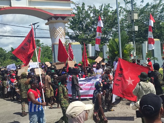 (Ratusan Massa KNPB Gelar Aksi di DPRK Mimika, Suarakan Aspirasi Papua)