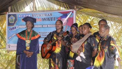 (UNAMIN Sorong Wisuda 285 Lulusan, Yulince Degei Tampil Kenakan Busana Adat Papua)