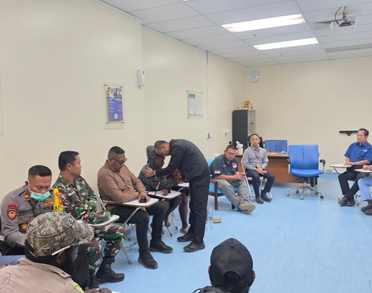 (TNI Bantu Evakuasi dan Dampingi Keluarga Korban Penembakan OPM di Tembagapura)