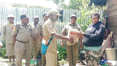 (Kabid Penegak Produk Hukum Daerah Satpol-PP Dogiyai Yohanes Kotouki Tutup Usia, Pimpinan dan Staf Serahkan Bantuan)