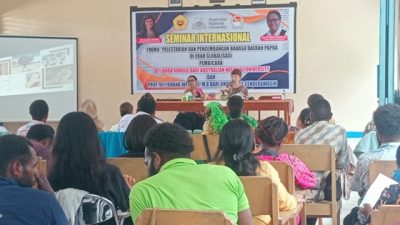 (Universitas Satya Wiyata Mandala (USWIM) Nabire mengadakan seminar internasional bertema “Pelaksanaan dan Pengembangan Bahasa Daerah Papua di Era Globalisasi”)