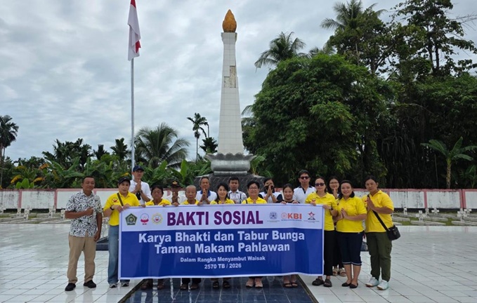 (Umat Buddha Nabire Tabur Bunga di TMP Sambut Tri Suci Waisak 2026/2570 BE)