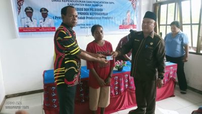(Warga Biak Timur Antusias Terima KTP, KK, dan Akta dari Dukcapil Biak Numfor)