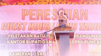 (Resmikan Guest House Elvis Tabuni di Ilaga, Gubernur Meki Nawipa Ajak Masyarakat Bersatu Dukung Pembangunan)