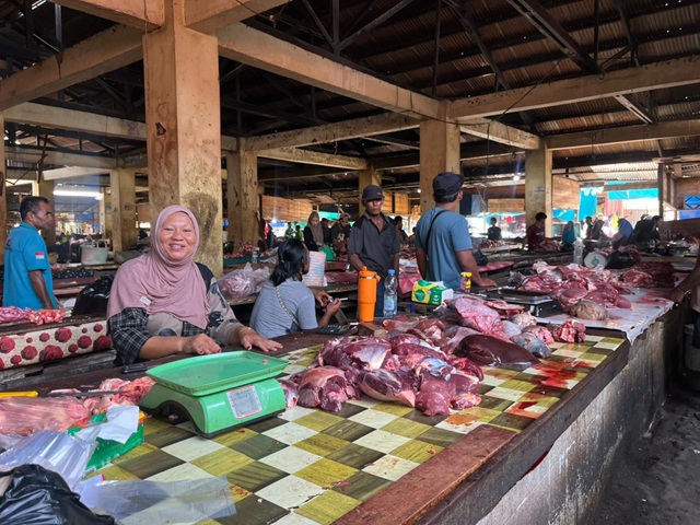 (H-1 Idul Adha 1447 H, Warga Nabire Padati Pasar Sentral Kalibobo, Penjualan Daging Sapi Sepi)