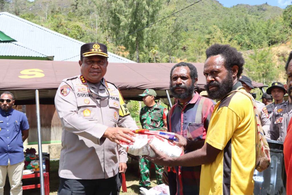 (Wakapolda Papua Tengah Serahkan Bibit Pertanian dan Ikan, Perkuat Kemandirian Masyarakat Lewat Operasi Cinta Damai Noken 2026)