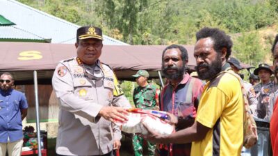 (Wakapolda Papua Tengah Serahkan Bibit Pertanian dan Ikan, Perkuat Kemandirian Masyarakat Lewat Operasi Cinta Damai Noken 2026)