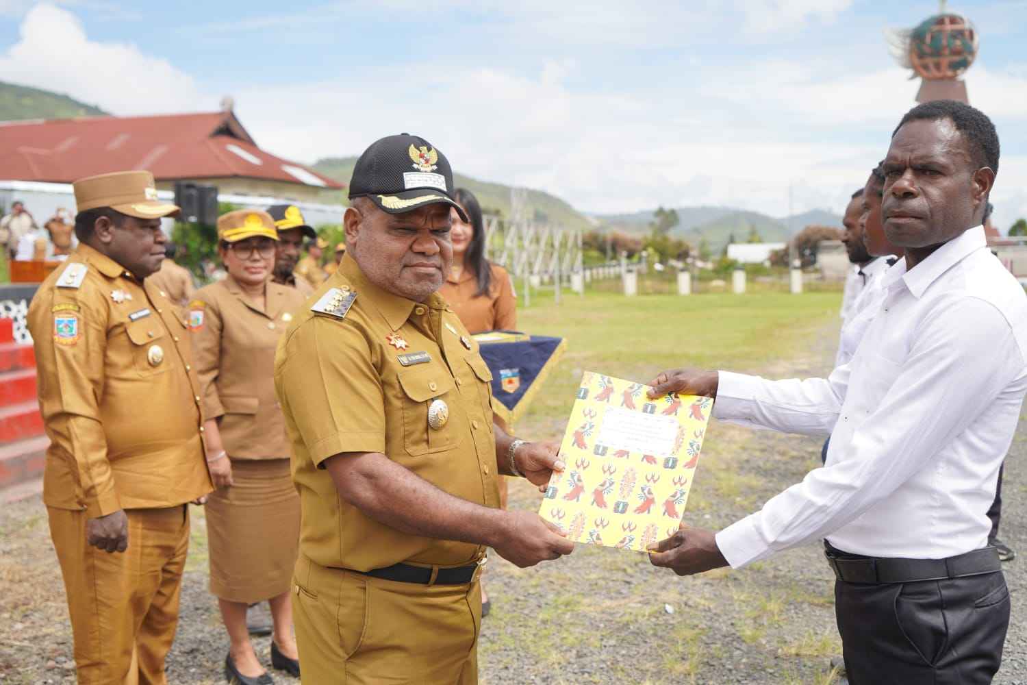 Serahkan 641 SK CPNS Formasi 2024, Bupati Yuni : Laksanakan Tugas dan Layani Masyarakat dengan baik