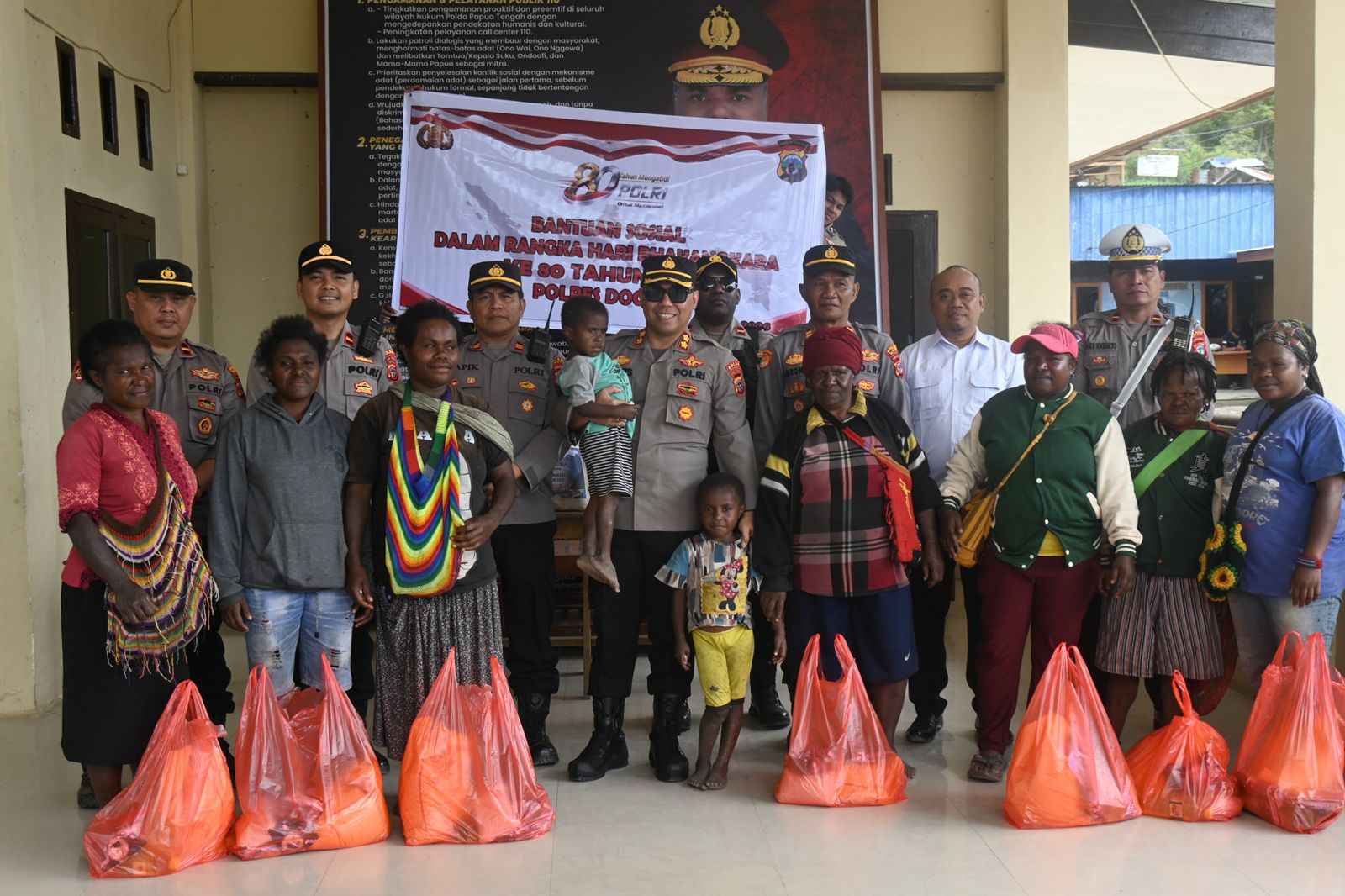 Kapolres Dogiyai Pimpin Penyaluran Bansos HUT Bhayangkara ke-80, Warga Apresiasi