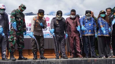 (Bupati Puncak Jaya Musnahkan 600 Liter Miras Cap Tikus, Pelaku Dipulangkan ke Daerah Asal)
