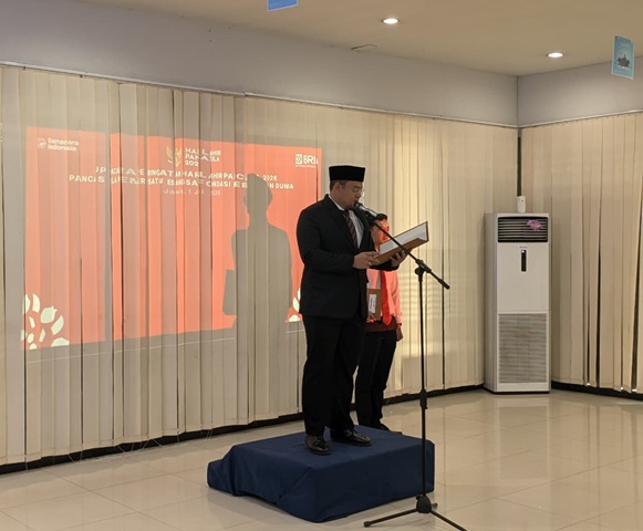 (Pemimpin Cabang BRI BO Nabire, Mohamad Arief Nur Pratama, membacakan sambutan)