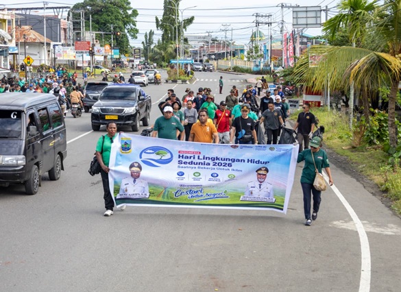 (Ratusan Orang Turun Bersihkan Nabire, Gubernur Papua Tengah: Bumi Tidak Butuh Janji, Tapi Aksi Nyata)