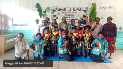 (Selempang dan Tongkat Wisuda Warnai Kelulusan TK Santa Theresia Keniapa di Paniai)