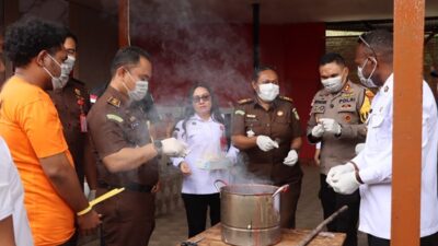 (Polisi Musnahkan Ganja dan 47 Botol Alkohol di Paniai, Bupati, Tokoh Adat hingga DPRK Turut Saksikan)