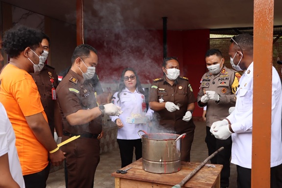 (Polisi Musnahkan Ganja dan 47 Botol Alkohol di Paniai, Bupati, Tokoh Adat hingga DPRK Turut Saksikan)