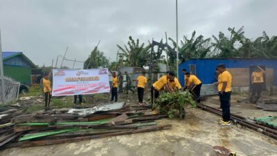 (Polres Dogiyai Gandeng TNI dan Warga Bersihkan Rumah Ibadah Sambut Hari Bhayangkara)