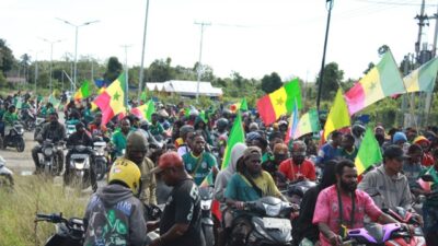 (Fans Senegal Serbu Jalanan Nabire dengan Konvoi Meriah)