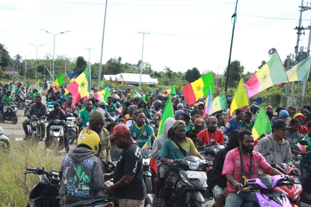 (Fans Senegal Serbu Jalanan Nabire dengan Konvoi Meriah)
