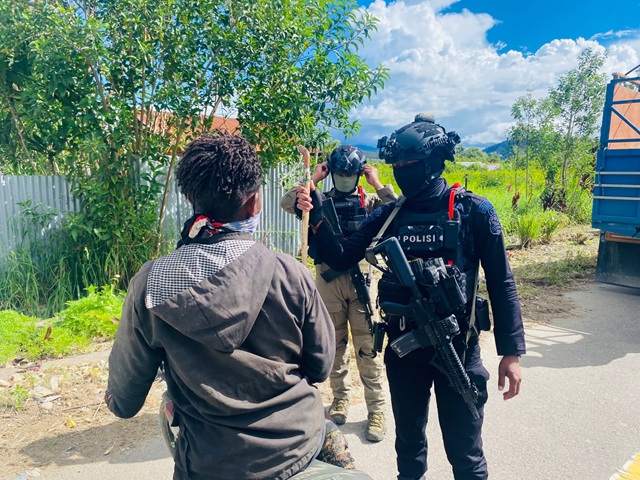 (Polres Dogiyai Gerak Cepat Respon Pemalangan di Kampung Ugapuga, Amankan Parang Saat Patroli Jarak Jauh)