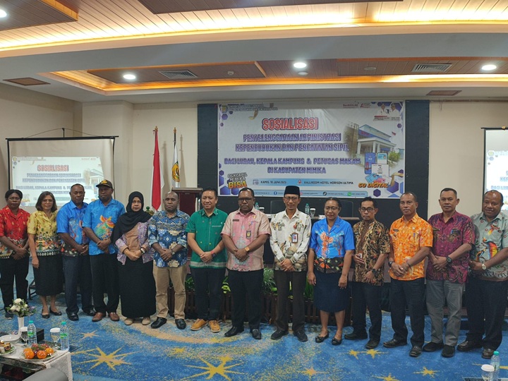 (Disdukcapil Mimika Sosialisasikan Tertib Administrasi Kependudukan kepada Aparat Kampung)