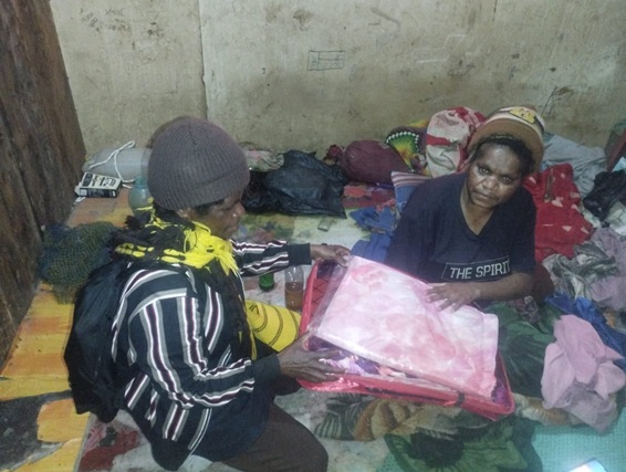 (Pemkab Deiyai Salurkan 1.000 Selimut dan Kelambu untuk Kelompok Rentan di Berbagai Kampung)