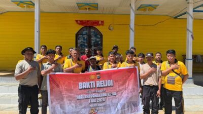 (Polres Paniai Gelar Bakti Religi Sambut HUT Bhayangkara ke-80, Bersihkan Masjid dan Gereja di Paniai Timur)
