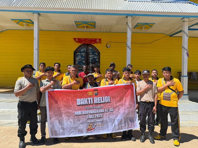 (Polres Paniai Gelar Bakti Religi Sambut HUT Bhayangkara ke-80, Bersihkan Masjid dan Gereja di Paniai Timur)