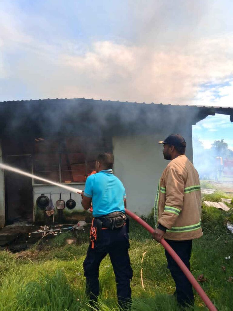 (Damkar Papua Tengah berusaha memadamkan api)