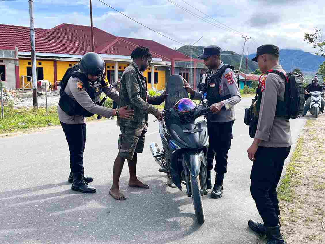 Polres Dogiyai Gelar Razia Sajam, Amankan 3 Pisau dan 4 Katapel